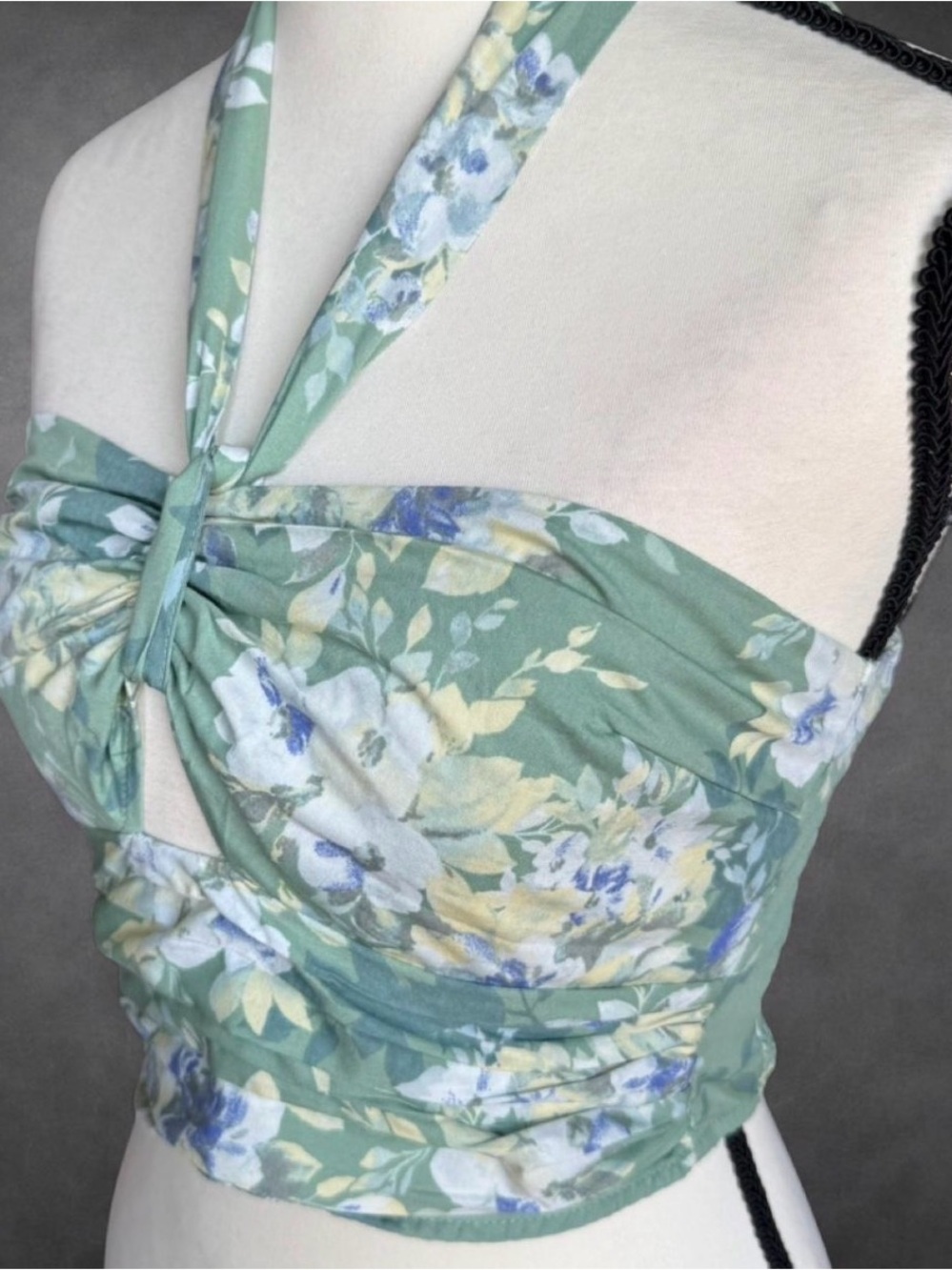 Abercrombie & Fitch Floral Halter Crop Top - Small - Picture 2 of 8